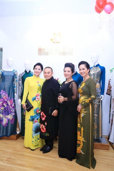 NSƯT Xuân Hinh vẫn bị đồn yêu Thanh Thanh Hiền dù đã về hưu - 2 Nam nghệ sỹ gốc Bắc Ninh cho biết, anh và nghệ sỹ Thanh Thanh Hiền đã gắn bó với nhau nhiều năm qua. Trên sân khấu, cả hai đóng với nhau đủ các dạng vai: tình nhân, vợ chồng, bố con, chủ tớ… nhưng ngoài đời hai anh em thân thiết như ruột thịt.