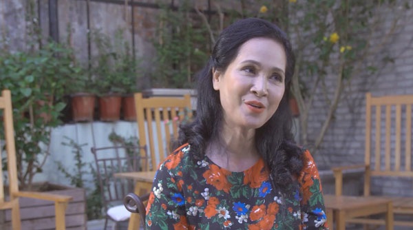 “Mẹ chồng” Lan Hương nghẹn ngào khi kể lại kỷ niệm thời thanh xuân - 2 Nữ nghệ sỹ biết ơn ông xã vì luôn lùi ra phía sau để cho chị tiến bước trong nghề.