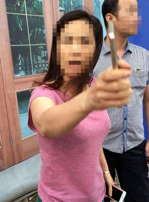 Người phụ nữ xưng là nhà báo lăng mạ CSGT trình diện, xin lỗi công an - 2
Người phụ nữ tự xưng là nhà báo sau khi can thiệp vào việc giải quyết vi phạm giao thông không được đã chửi bới, cự cái với CSGT (ảnh cắt từ clip)