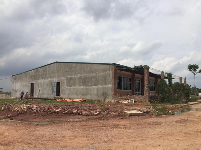 Bị thu hồi đất “bờ xôi ruộng mật”: Bạn đọc Dân trí thấu cảm nỗi lòng người nông dân! - 3
Dự án làng nghề Mai Hương sản xuất kinh doanh đồ gỗ những mới đang trong giai đoạn giải phóng mặt bằng, nhiều công trình lạ đã mọc lên.