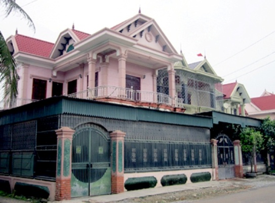 Những ngôi làng “tỷ phú” ở Việt Nam - 2 Những ngôi nhà khang trang, bề thế ở Làng phế liệu.