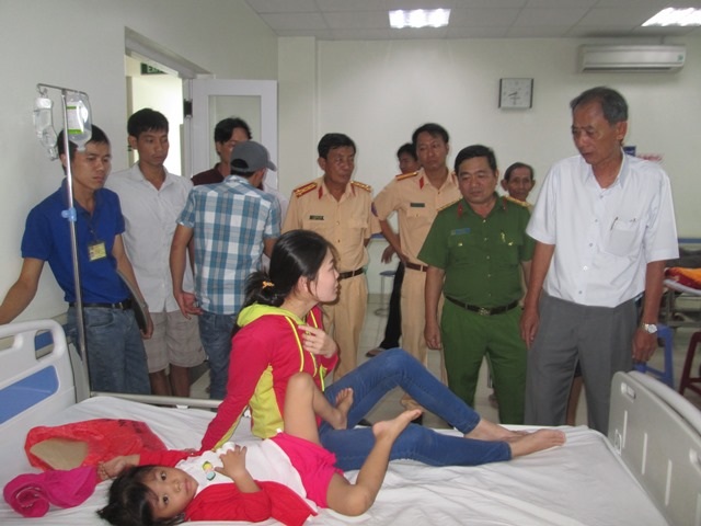 Xe buýt lật nghiêng đè lên xe máy, 2 vợ chồng tử vong - 2 Xe buýt lật nghiêng đè lên xe máy, 2 vợ chồng tử vong - 2