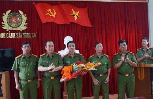 Trao thưởng Ban chuyên án phá đường dây đánh bạc hơn 1400 tỷ đồng - 1 Đại tá Nguyễn Văn Bính, Phó Giám đốc, Thủ trưởng Cơ quan CSĐT Công an tỉnh Thanh Hóa trao thưởng cho Ban chuyên án