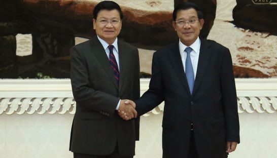 Lào tuyên bố rút quân khỏi biên giới Campuchia - 1 Thủ tướng Hun Sen (phải) bắt tay người đồng cấp Lào Thongloun Sisoulith trong cuộc gặp tại Phnom Penh hồi tháng 5 (Ảnh: Phnompenh Post)