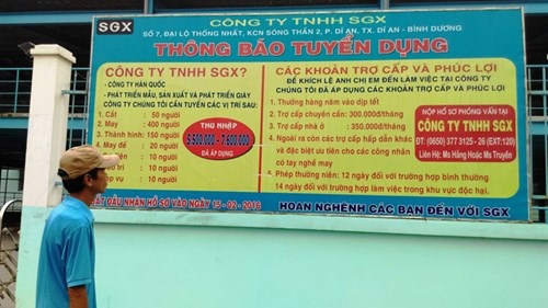 Hết lo thiếu hụt lao động - 2
Nhiều công ty đăng thông báo tuyển dụng với mức lương cao, nhiều chế độ phúc lợi hấp dẫn để “hút” lao động. Ảnh: Văn Minh.