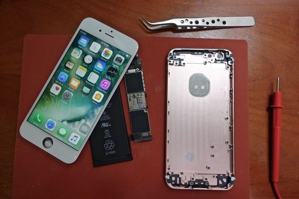 Gặp người "sản xuất" iPhone 6S từ linh kiện tái chế mua ở chợ - 1 Các linh kiện được Allen sử dụng để ráp nên một chiếc iPhone 6S hoàn chỉnh và có thể hoạt động được