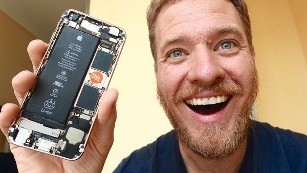 Gặp người "sản xuất" iPhone 6S từ linh kiện tái chế mua ở chợ - 2 Allen cùng thành quả của mình