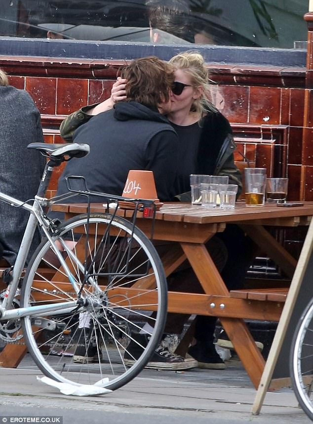 Siêu mẫu Hà Lan tình tứ “phi công trẻ” trên phố - 1
Lara Stone hạnh phúc hôn bạn trai mới - diễn viên Andrew Gray tại một quán ăn trên đường phố London ngày 2/4 vừa qua