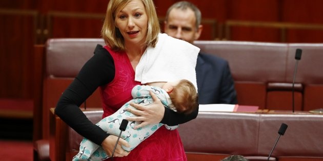 
Thượng nghị sĩ Australia Larissa Waters cho con bú tại quốc hội hồi tháng 6 (Ảnh: Huffington Post)
