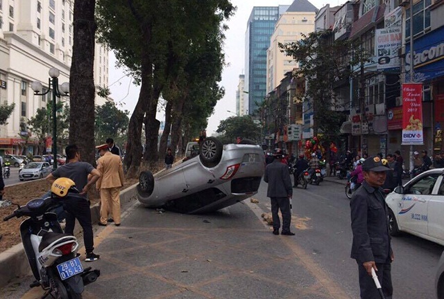 Hà Nội: Ô tô “chổng vó” trên làn đường xe buýt nhanh - 1 Chiêc xe ô tô con nằm phơi bụng trên làn đường dành riêng cho xe buýt nhanh