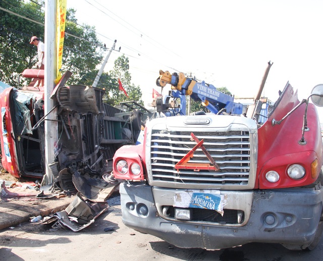 Vào lúc 0h ngày 23/2/2017, trên đường Nguyễn Văn Linh, phường Tân An, TP Buôn Ma Thuột (tỉnh Đắk Lắk) chiếc xe container lưu thông trên đường với tốc độ cao, khi đến khu vực vòng xoay đã không ôm cua được hết nên lật nghiêng ra đường, bị đứt đôi phần đầu xe (ảnh: Thúy Diễm)