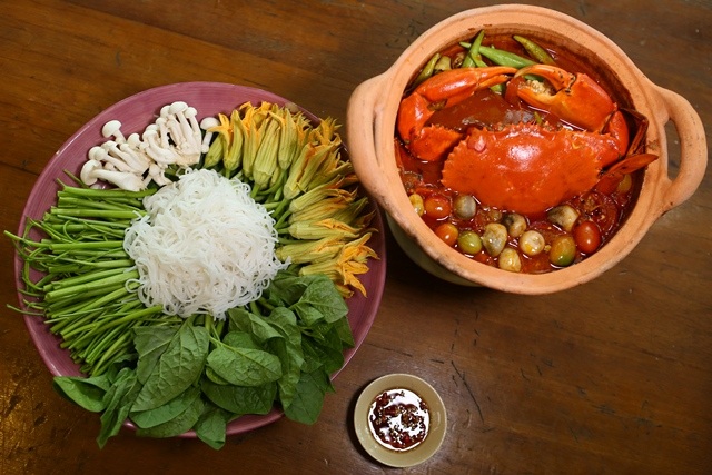 Lẩu cua: Bất kì người phụ nữ nào cũng mong ước được yêu thương và che chở, nhưng việc hằng ngày họ mong muốn lại đơn giản hơn nhiều, đó là phải làm đầy bao tử. Món “bà ăn ông khen” này chắc chắn sẽ làm hài lòng cô ấy.