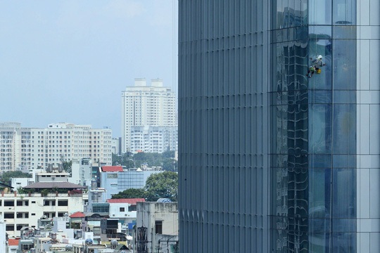 Những "người nhện" đánh đu với tử thần - 3
Những con người nhỏ bé đang thoăn thoắt làm việc trên cao khiến không ít người nhìn lên phải lắc đầu, bái phục. Công việc này thường hoạt động nhiều vào mùa hè hoặc khi trời khô ráo. Những ngày mưa hoặc có gió lớn thì tuyệt đối không ai làm việc.