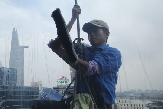 Những "người nhện" đánh đu với tử thần - 5
Một người thợ đang lau vết loang lổ của tấm kính.
