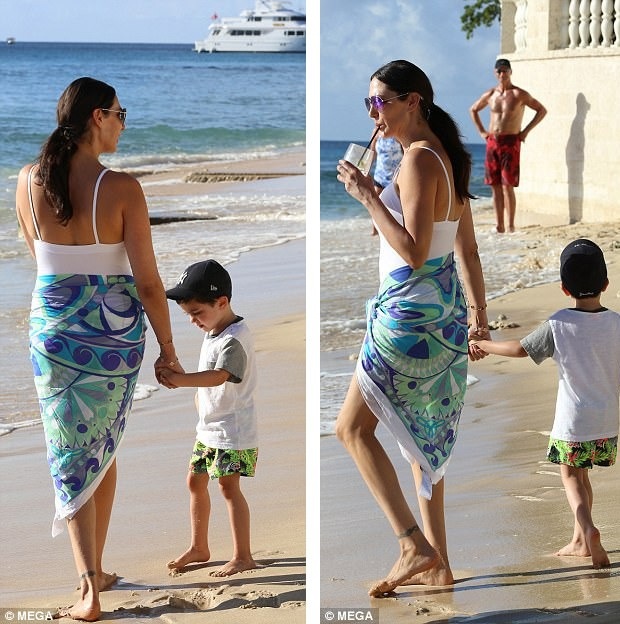 Lauren Silverman ngày càng mặn mà và quyến rũ - 2
Người đẹp 40 tuổi khoe dáng trong bộ áo tắm màu trắng cổ điển. Cô và con trai Eric đang cùng nắm tay nhau ra biển, sáng 21/12.