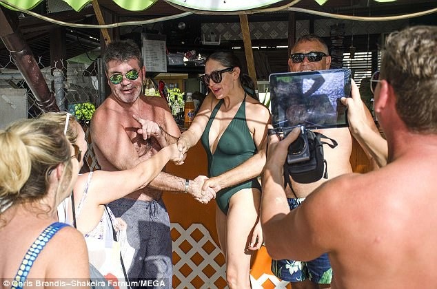 Bạn gái kém 18 tuổi của "ông hoàng giải trí nước Anh" - 14
Simon Cowell được fan vây quanh xin chụp ảnh như một ngôi sao giải trí.