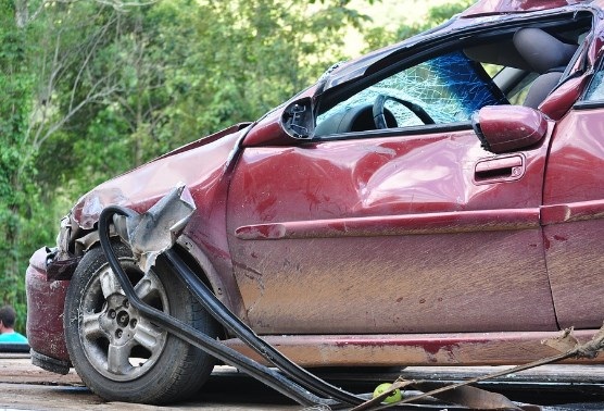 Bé trai 13 tuổi lấy cắp ô tô rồi chạy trốn cảnh sát tốc độ cao trên đường - 1 Cậu bé 13 tuổi chạy trốn cảnh sát trên chiếc xe bị lấy cắp trước khi gây tai nạn (Ảnh minh họa)