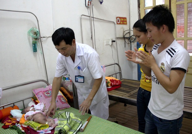 Những "thiếu phụ" tuổi... 13 - 2 Lấy chồng khi 15 tuổi, Và Y Hủa khi đó đang là học sinh lớp 9 Trường PT DTBT Na Ngoi, Kỳ Sơn. Làm mẹ quá sớm, thiếu kiến thức sống nên Hủa không có nhiều kinh nghiệm chăm sóc con, dẫn tới con bị nhiễm trùng uốn ván, phải đi cấp cứu ở bệnh viện.