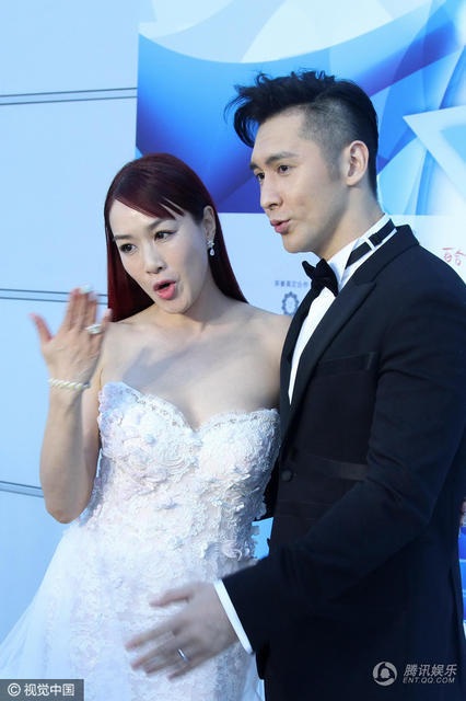 Mỹ nhân gốc Việt Chung Lệ Đề được chồng trẻ cưng chiều hết mực - 9
Hai vợ chồng Chung Lệ Đề và Trương Luân Thạc luôn sánh đôi trong mọi sự kiện. Mối tình kỳ lạ giữa họ cũng thu hút giới truyền thông và người hâm mộ.