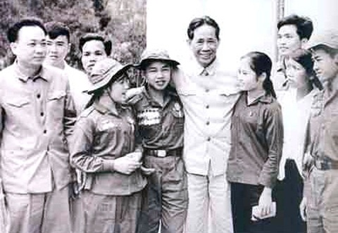 Tổng Bí thư Lê Duẩn luôn cần có người tranh luận - 1
Ðồng chí Lê Duẩn với các dũng sĩ miền Nam (1972). Ảnh Tư liệu: Báo Nhân dân
