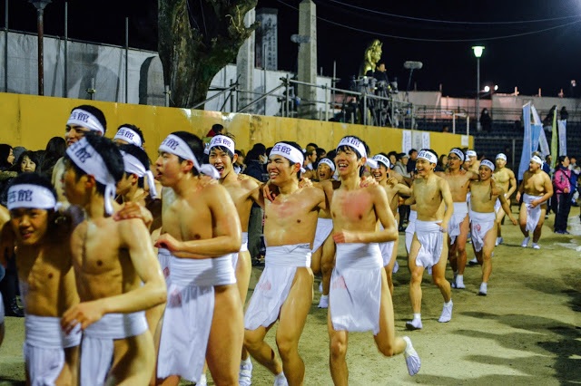 Hàng nghìn trai tráng khỏa thân tranh cướp gậy may mắn trong ngày hội lạ - 1