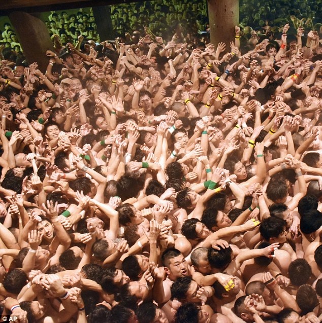 Hàng nghìn người cùng đua nhau tranh cướp cây gậy may mắn