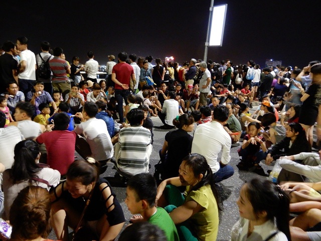 Nhìn lại những hình ảnh đông “nghẹt thở” dịp lễ 30/4 – 1/5 - 5 Tối 30/4, chương trình khai mạc Lễ hội pháo hoa quốc tế Đà Nẵng 2017 chính thức bắt đầu. Ngay từ đầu giờ tối, nhiều người dân và du khách đã đổ về khu vực tổ chức lễ hội để được tận mắt thưởng lãm những màn trình diễn pháo hoa của các đội. Ngoài khán đài 21.000 chỗ ngồi, nhiều người còn tập trung hai bên bờ sông Hàn, trên các cây cầu sông Hàn, cầu Rồng, cầu Thuận Phước… để thưởng thức lễ hội pháo hoa. (Ảnh: Khánh Hồng)