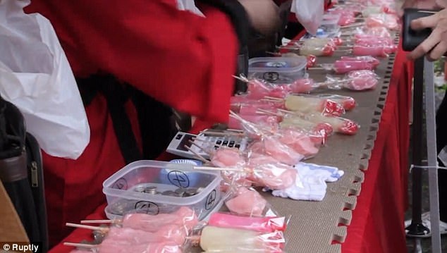 Hàng nghìn người tham dự đám rước “của quý” dài hơn 2m - 4 Những món đồ lưu niệm hay kẹo mút, kem que cũng có hình mô phỏng bộ phận nhạy cảm