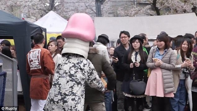 Hàng nghìn người tham dự đám rước “của quý” dài hơn 2m - 2 Nhiều mô hình mô phỏng bộ phận nhạy cảm của nam giới khiến du khách thích thú