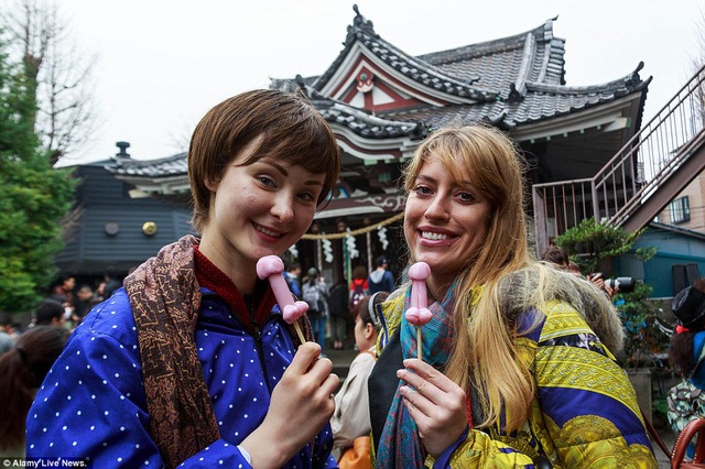 Hàng nghìn người tham dự đám rước “của quý” dài hơn 2m - 6 Khách nước ngoài hào hứng dự hội