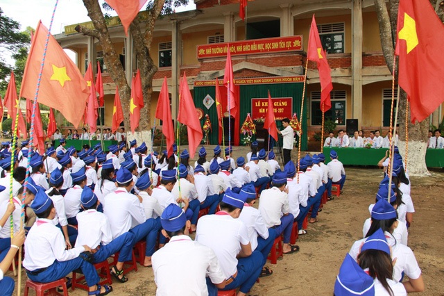 Quảng Trị: Quy định mức thu học phí đối với các cơ sở giáo dục công lập, giai đoạn 2017-2021 - 1 Học sinh Quảng Trị tham gia lễ khai giảng năm học 2016-2017