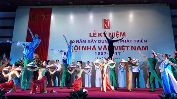 22 cố tác giả được truy tặng Giải thưởng Cống hiến Hội Nhà văn Việt Nam - 1 Hội Nhà văn Việt Nam đã long trọng tổ chức Lễ kỷ niệm 60 năm xây dựng và phát triển (1957 - 2017). (Ảnh: Mai Hoa)