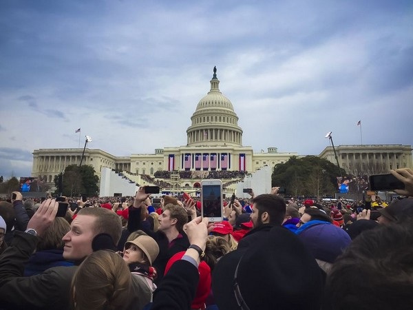 Mạng di động quá tải tại buổi lễ nhậm chức của Donald Trump - 1 Rất đông người có mặt tại lễ nhậm chức của Donald Trump, trên tay hầu hết mọi người đều là một chiếc smartphone