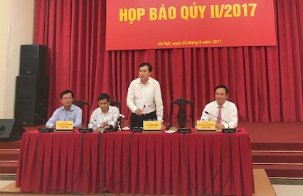 Thứ trưởng Lê Quang Hùng (đứng) chủ trì cuộc họp báo