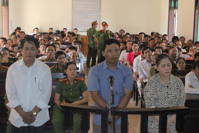 Khai trừ Đảng cựu chủ tịch, kế toán xã vì để “thụt két” gần 1 tỉ đồng - 1 Ông Lê Sỹ Bình (áo sáng) và ông Nguyễn Hữu Hóa. Ảnh Phượng Vũ.