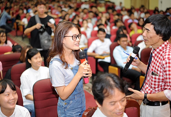 Sinh viên trao đổi với TS Dương về lựa chọn nghề nghiệp trong thời đại CMCN 4.0