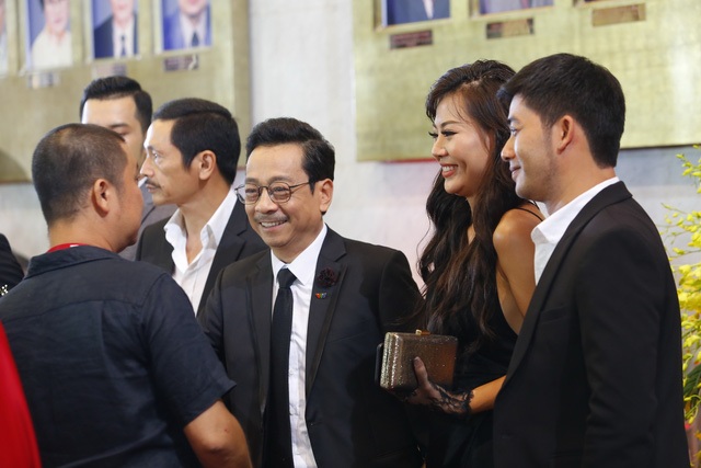 Phan Hương “Người phán xử”: “Với tôi, NSND Hoàng Dũng còn hơn cả một người bố” - 1 Nữ diễn viên Thanh Hương (thứ 2 từ phải sang) cùng NSND Hoàng Dũng và dàn diễn viên Người phán xử đến dự lễ trao giải VTV Awards 2017. Cô chia sẻ: Với tôi, bố Dũng còn hơn cả một người bố”. (Ảnh: Hải Hưng).