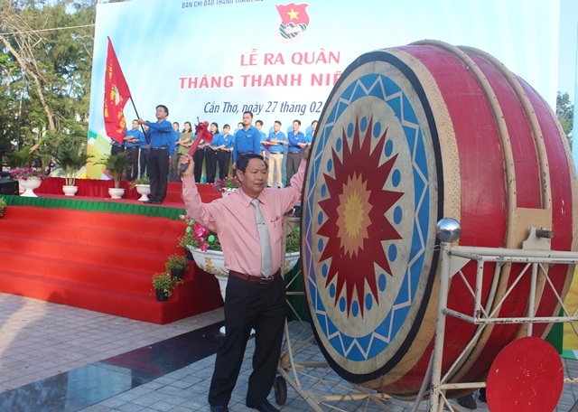 Cần Thơ: Hơn 1000 đoàn viên thanh niên ra quân “Tháng Thanh niên” - 1
Ông Lê Văn Tâm, UVBTV Thành ủy, Phó Chủ tịch thường trực UBND thành phố Cần Thơ, đánh trống ra quân Tháng thanh niên