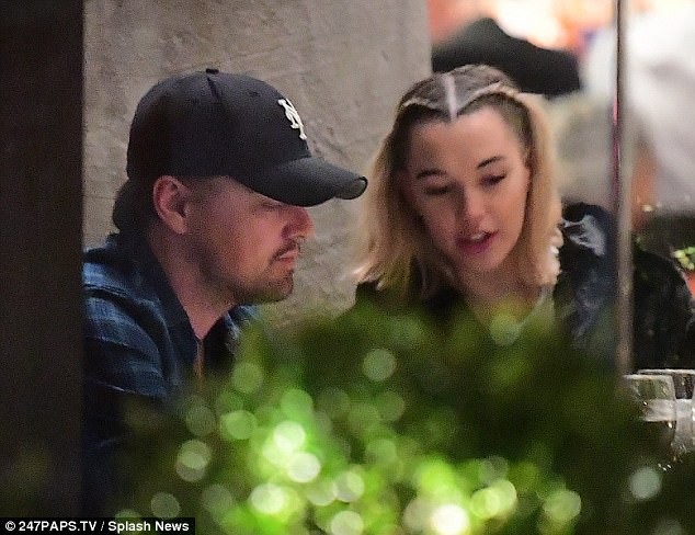 
Tài tử 43 tuổi Leonardo DiCaprio vui vẻ đi ăn tối cùng người mẫu 22 tuổi Sarah Snyder tại nhà hàng Estiatorio Milos ở New York, Mỹ ngày 17/11 vừa qua
