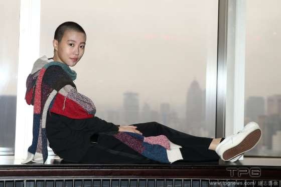 
Nói về hình ảnh mới có phần nam tính, Tĩnh Đồng giải thích: Tôi không nghĩ quá nhiều, tôi chỉ đơn giản thích kiểu tóc này. Tôi chưa bao giờ nghĩ tới chuyện theo đạo Phật. Mẹ tôi cũng không quan tâm quá mức tới kiểu tóc của tôi.
