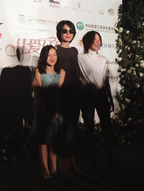 
Tĩnh Đồng xuất hiện cùng mẹ ruột và em gái tại một sự kiện ở Bắc Kinh, Trung Quốc, tháng 7/2017.
