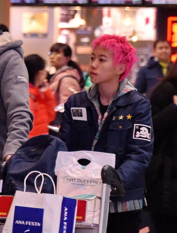 
Đầu năm 2017, cô gây sốc với mái tóc hồng rực và phong cách tomboy bụi bặm.
