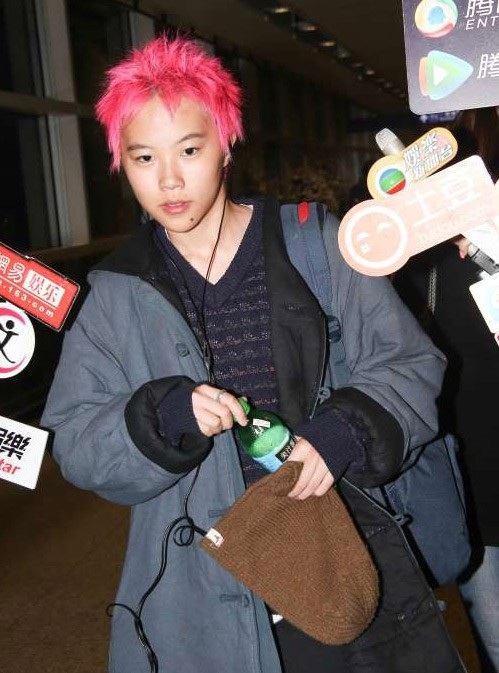 Con gái lớn của Vương Phi bất ngờ "cạo đầu" - 11