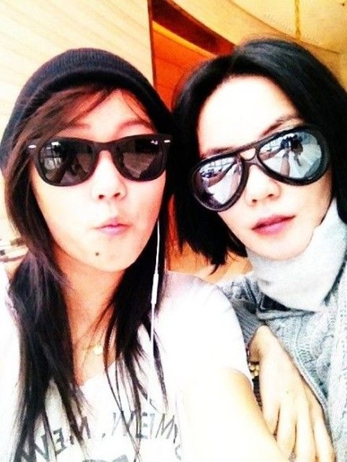 
Tĩnh Đồng và mẹ ruột trong một bức ảnh thân thiết hiếm hoi. Hiện tại, Vương Phi đang hò hẹn với nam diễn viên kém tuổi Tạ Đình Phong. Khi được hỏi về chuyện yêu đương cũng như tin đồn sắp tái hôn của mẹ ruột với Tạ Đình Phong, Đậu Tĩnh Đồng chỉ im lặng không bình luận gì.
