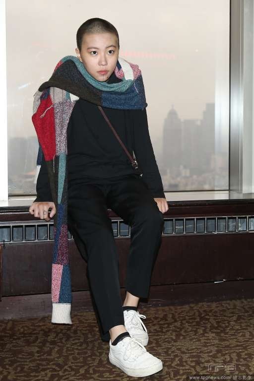 
Đậu Tĩnh Đồng là con gái lớn của Vương Phi và là kết quả cuộc hôn nhân đầu tiên của thiên vương. Sau khi bố mẹ chia tay, Tĩnh Đồng sống với mẹ ruột và cùng cha dượng cũ, Lý Á Bằng, khi Vương Phi và Lý Á Bằng kết hôn.
