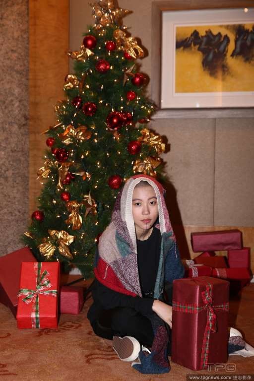 
Khi được hỏi về việc có ý định sáng tác cho mẹ hay không, Tĩnh Đồng nói: Hiện tại, tôi khá bận rộn với dự án âm nhạc của riêng mình. Nhưng nếu mẹ tôi thích, tôi có thể sáng tác cho mẹ trong tương lai.
