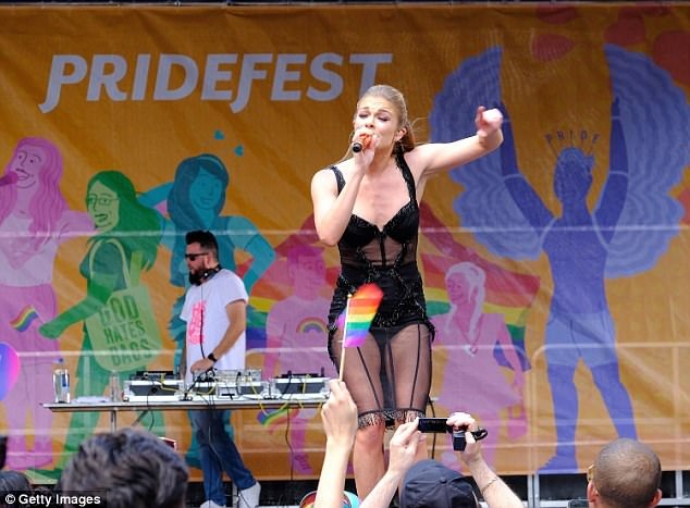 
Nữ ca sỹ 35 tuổi khoe dáng thanh mảnh và quyến rũ với bộ váy đen sành điệu
