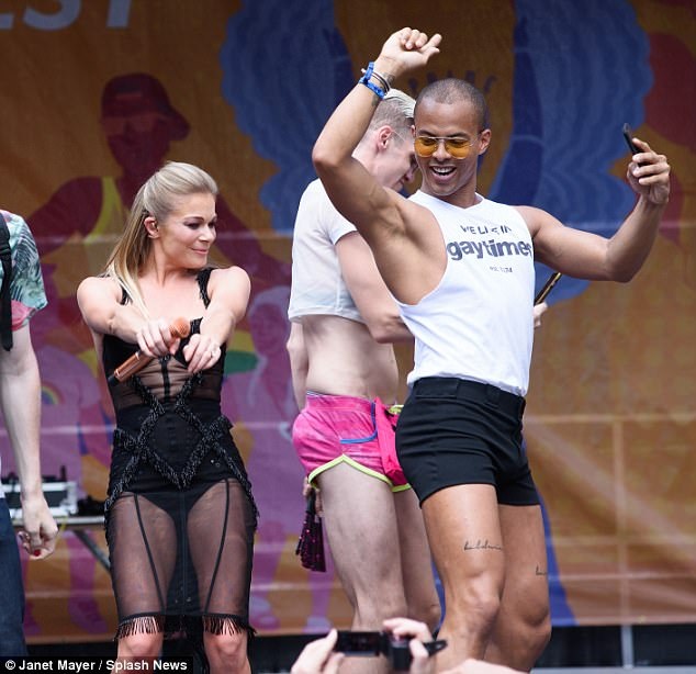 
Sau khi kết hôn, LeAnn Rimes giành nhiều thời gian cho gia đình và khá kén chọn các show diễn
