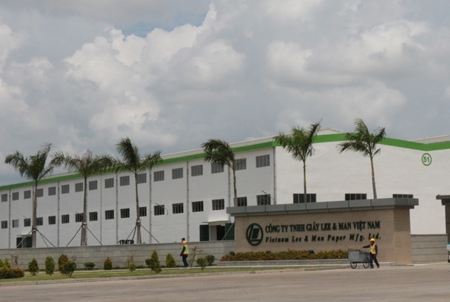 Dân lại kêu ô nhiễm, nhà máy giấy Lee & Man vẫn khẳng định an toàn - 1 Nhà máy giấy Lee & Man Việt Nam (tại Hậu Giang) liên tục bị người dân sống xunh quanh tố gây ô nhiễm môi trường