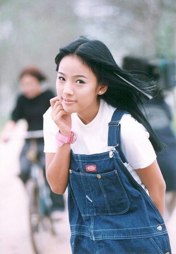 Ảnh thuở đôi mươi của Lee Hyori khiến fan mê mẩn - 2
Lee Hyori của thuở đôi mươi thích diện trang phục giản dị, để mặt mộc và tóc dài đen truyền thống.